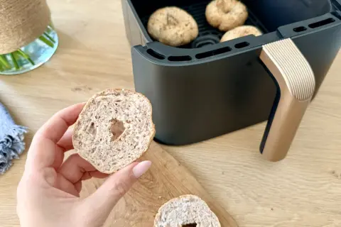 Domowe bajgle z przepisu, gotowe do pieczenia w frytkownicy beztłuszczowej.