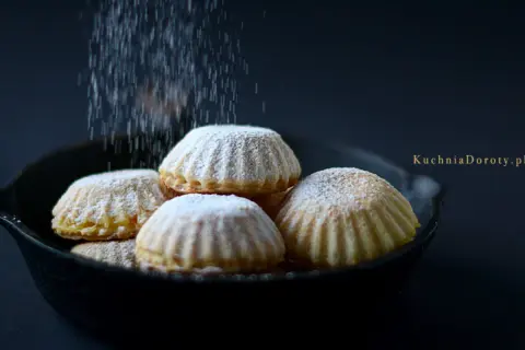 Babeczki z budyniem: przepis krok po kroku na deser bez wpadek