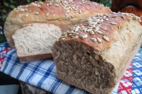 Domowy chleb pełnoziarnisty z pestkami słonecznika, idealny na śniadanie. Przepis na pyszny, pachnący bochenek.