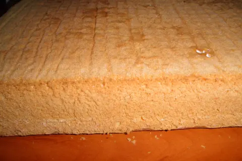 Puszysty biszkopt na dużą blachę, idealny do tortów. Przepis na puszysty biszkopt na dużą blachę.