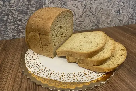 Kromka pysznego, domowego pieczywa niskowęglowodanowego, idealna na śniadanie.