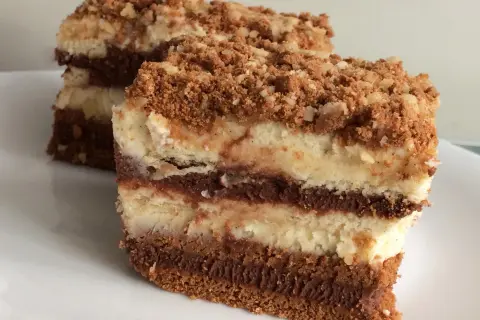 Szybkie ciasto z serkiem mascarpone, z warstwami czekolady i kruszonką. Idealne na deser.