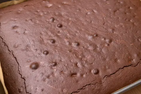 Czekoladowe, najprostsze ciasto ucierane w blaszce, z lekko popękaną skórką i pęcherzykami powietrza.
