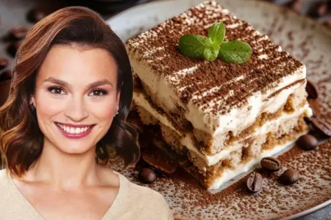 Uśmiechnięta kobieta obok pysznego tiramisu bez alkoholu, posypanego kakao i kawą.
