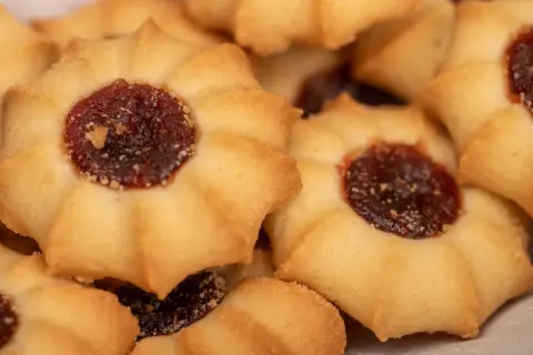 Pyszne ciasteczka kruche babci z dżemem. Idealne do kawy i herbaty.