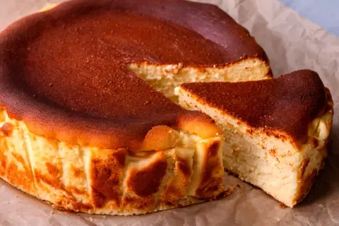 Pyszny sernik z przypieczoną skórką, idealny do pieczenia w wysokiej temperaturze.