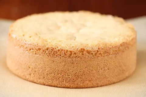Idealny biszkopt z 5 jaj na blachę, puszysty i lekki. Idealny do tortów i deserów.