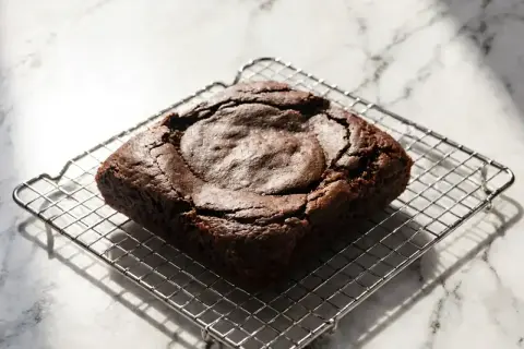 Idealny brownie, właśnie wystygł. Chcesz wiedzieć, jak zrobić brownie? Ten przepis jest dla Ciebie!