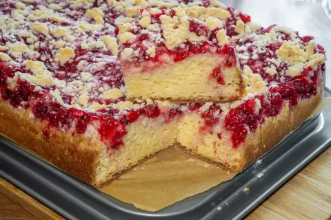 Puszyste ciasto drożdżowe bez wyrabiania z malinami i kruszonką. Idealne na deser, gdy masz mało czasu.