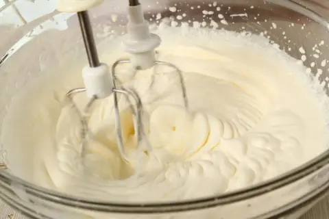 Ubity krem śmietankowy do tortu bez mascarpone, przygotowywany mikserem w szklanej misie. Idealna konsystencja na puszyste ciasto.