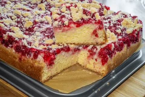 Prosty przepis na ciasto drożdżowe na dużą blachę z malinami i kruszonką. Idealne na deser!