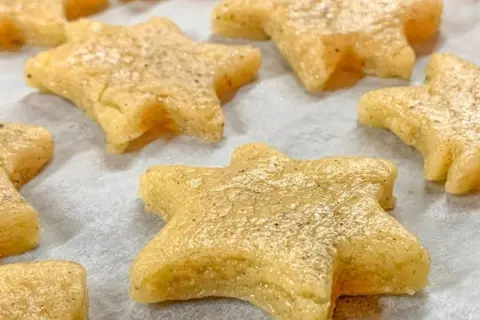 Gwiazdki z ciasta maślanego, gotowe do pieczenia. Szybkie ciasteczka maślane, które zachwycą każdego.