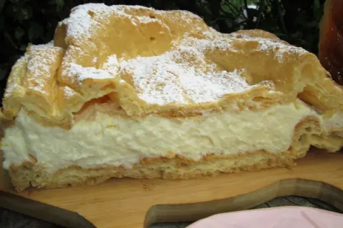 Kawałek karpatki z kremem, posypana cukrem pudrem. Ten stary przepis na karpatkę to prawdziwy rarytas.
