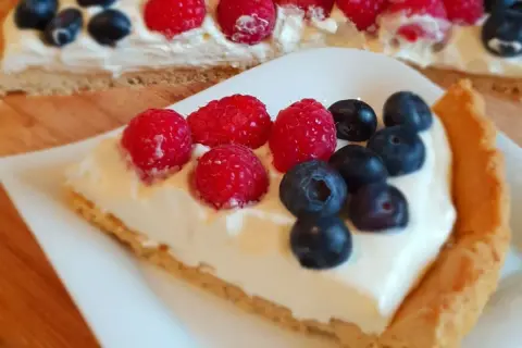 Kawałek pysznej tarty z kremem i owocami leśnymi. Ten najlepsza tarta przepis zachwyci każdego!