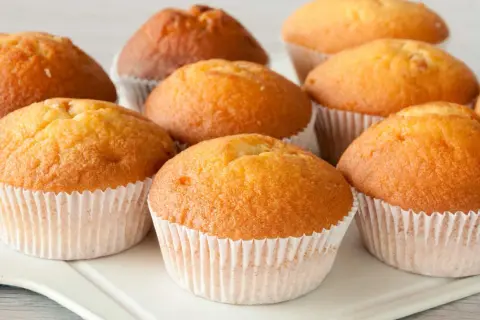 Złociste muffinki, idealne na uniwersalny przepis na muffinki. Puszyste i apetyczne, gotowe do dekoracji.