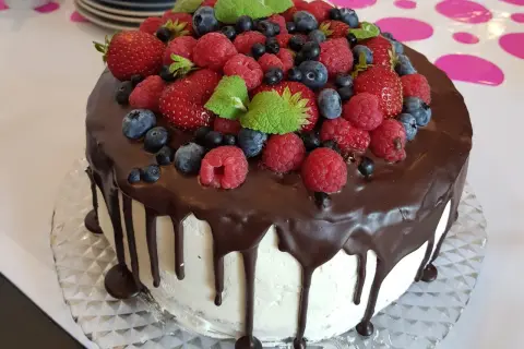Dekorowanie tortu czekoladowego: Od owoców po drip cake inspiracje