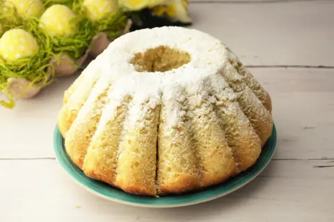 Najłatwiejsza babka drożdżowa, puszysta i lekka, posypana cukrem pudrem. Idealna na Wielkanoc, obok żółtych jajek w zielonej trawie.