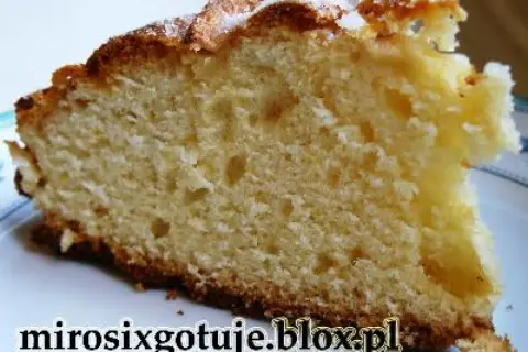 Kawałek puszystego, mega szybkiego ciasta na oleju, posypanego cukrem. Idealne na szybką przekąskę.