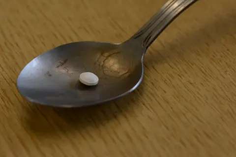 Mała biała tabletka na łyżce. Czy to sukraloza, co to jest?