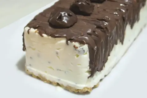 Pyszne lody z mascarpone w czekoladowej polewie, z kawałkami czekolady w środku. Idealne na deser!