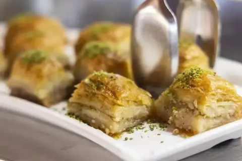 Słodka baklava, idealna na deser. Ten przepis na baklawę z pewnością zachwyci każdego.