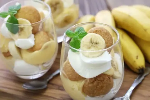 Szybki deser z bananów, ciastek i kremu. Idealny, gdy masz ochotę na coś słodkiego.