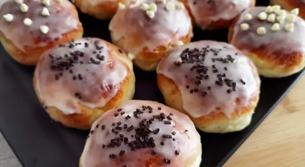 Pyszne, domowe pączki z lukrem i posypką czekoladową lub białymi perełkami. Idealne na tłusty czwartek, by poczuć się fit!