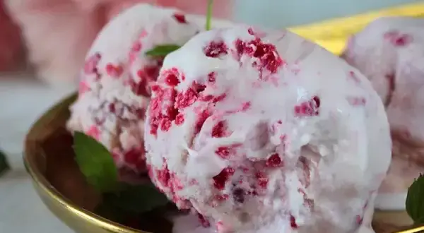 Idealne lody malinowe bez maszynki? Mój sekret na kremową konsystencję