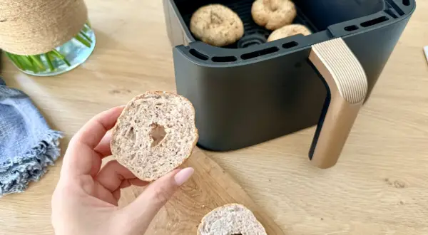 Domowe bajgle z przepisu, gotowe do pieczenia w frytkownicy beztłuszczowej.