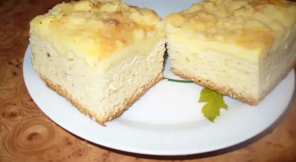 Puszyste i wilgotne ciasto drożdżowe z kruszonką, idealne na deser. Ten przepis na ciasto drożdżowe zachwyci każdego.