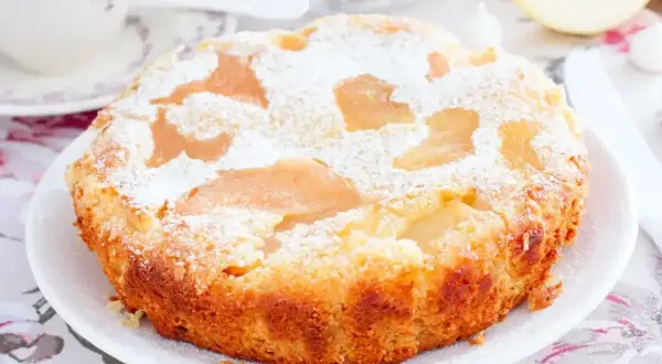 Pyszna, domowa szarlotka posypana cukrem pudrem. Idealna, by ją piec na niedzielny deser.