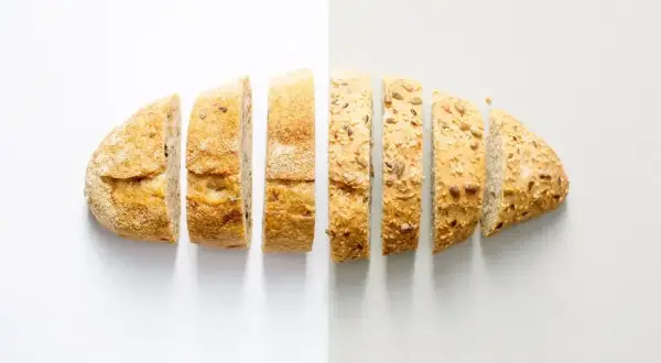 Pokrojony chleb z ziarnami, idealny do pieczenia w odpowiedniej temperaturze.