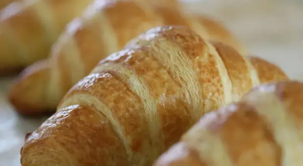 Złociste, chrupiące rogaliki z ciasta francuskiego, idealne na śniadanie. Ile piec ciasto francuskie? Krótko, by było idealne!