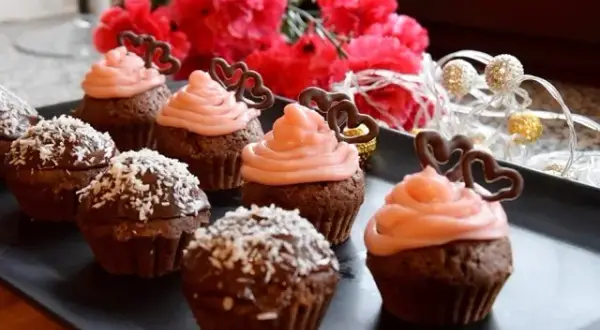 Jak udekorować muffinki czekoladowe? Przepisy i triki eksperta