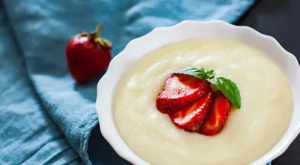 Gładka kaszka, czyli semolina, podana z truskawkami i miętą. Pyszne śniadanie, które rozwieje wątpliwości, semolina co to jest.