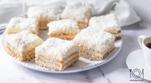 Pyszne ciasto Rafaello, idealne na deser. Prosty przepis na to kokosowe ciasto sprawi, że zachwycisz bliskich.