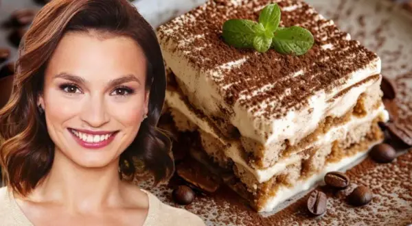 Uśmiechnięta kobieta obok pysznego tiramisu bez alkoholu, posypanego kakao i kawą.