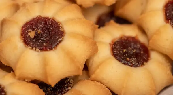 Pyszne ciasteczka kruche babci z dżemem. Idealne do kawy i herbaty.