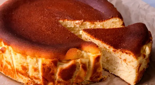 Pyszny sernik z przypieczoną skórką, idealny do pieczenia w wysokiej temperaturze.