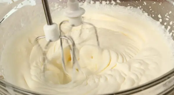 Ubity krem śmietankowy do tortu bez mascarpone, przygotowywany mikserem w szklanej misie. Idealna konsystencja na puszyste ciasto.