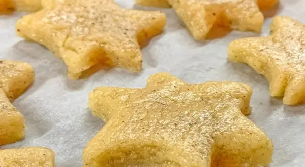 Gwiazdki z ciasta maślanego, gotowe do pieczenia. Szybkie ciasteczka maślane, które zachwycą każdego.