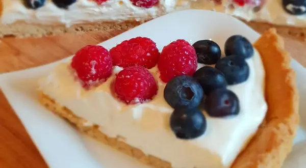 Kawałek pysznej tarty z kremem i owocami leśnymi. Ten najlepsza tarta przepis zachwyci każdego!
