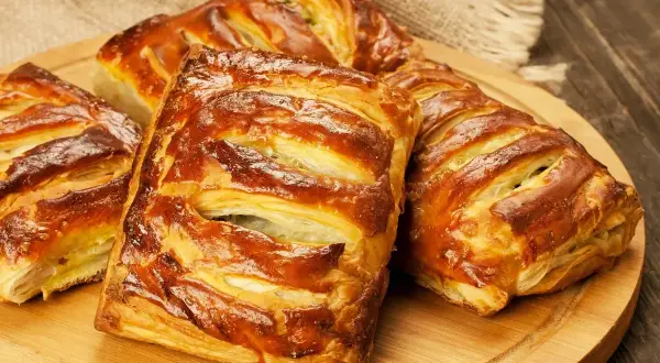 Złociste, pieczone paszteciki z ciasta francuskiego, idealne na przekąskę. Dowiedz się, jak zrobić ciasto francuskie!