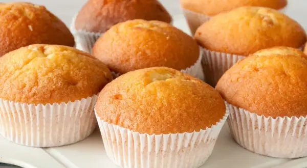 Złociste muffinki, idealne na uniwersalny przepis na muffinki. Puszyste i apetyczne, gotowe do dekoracji.