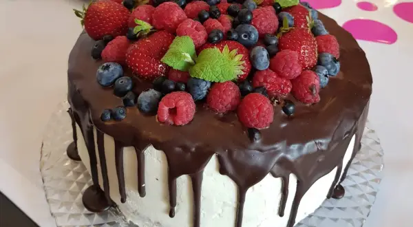 Dekorowanie tortu czekoladowego: Od owoców po drip cake inspiracje