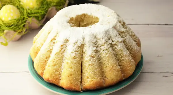 Najłatwiejsza babka drożdżowa, puszysta i lekka, posypana cukrem pudrem. Idealna na Wielkanoc, obok żółtych jajek w zielonej trawie.