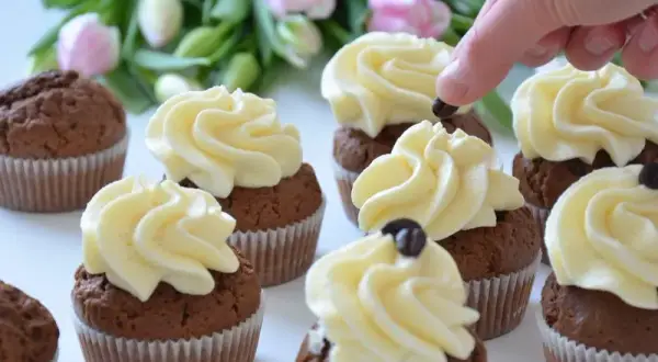 Krem do babeczek bez mascarpone: Sekrety stabilnych dekoracji