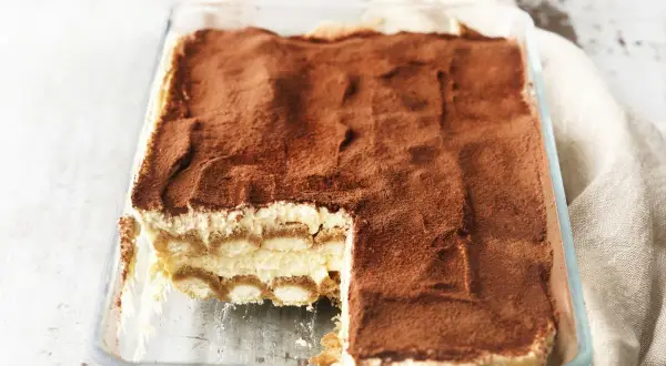 Pyszne tiramisu z mascarpone w szklanej formie, posypane kakao. Idealny sprawdzony przepis na deser.