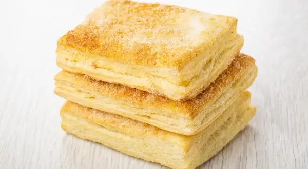 Ile kalorii w ciastku francuskim? Poznaj prawdę i jedz świadomie