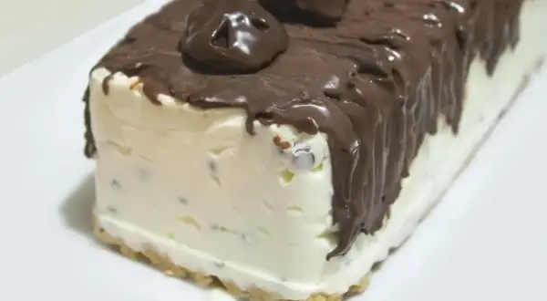 Pyszne lody z mascarpone w czekoladowej polewie, z kawałkami czekolady w środku. Idealne na deser!